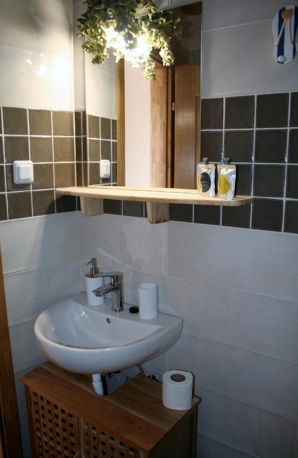 Petite double bedroom en-suite bathroom