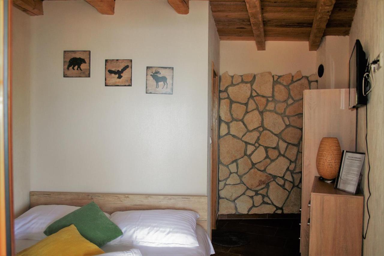 Petite double bedroom en-suite bathroom