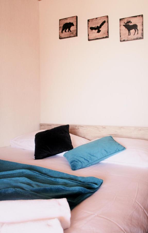 Petite double bedroom en-suite bathroom